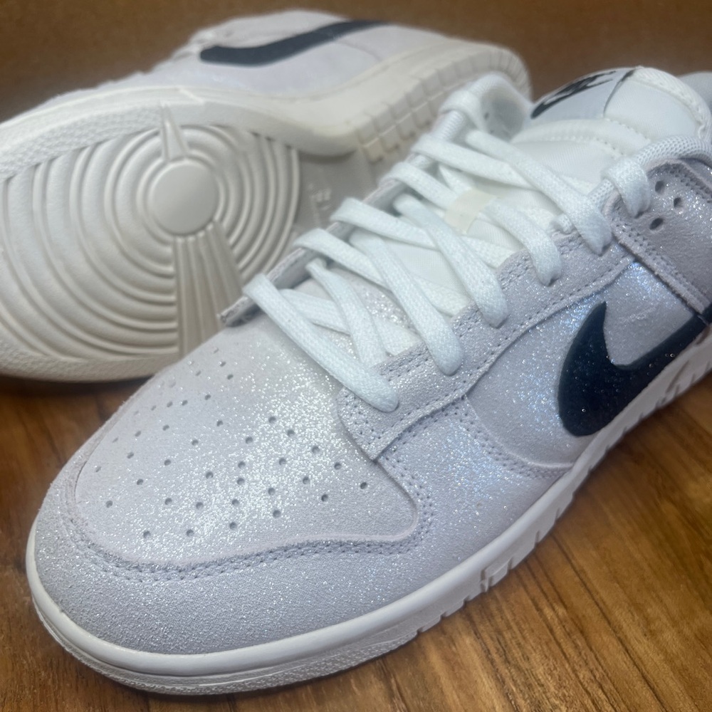 Nike
Dunk SE
Women’s
🌟🪩GLITTER🪩🌟
White/black/team red - Picture 6 of 11